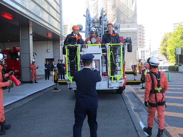 高さ35ｍまで届く新型はしご車　富士市消防での更新車両納車式_f0141310_08053357.jpg