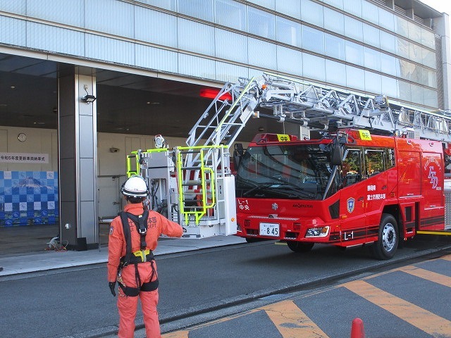 高さ35ｍまで届く新型はしご車　富士市消防での更新車両納車式_f0141310_08060016.jpg