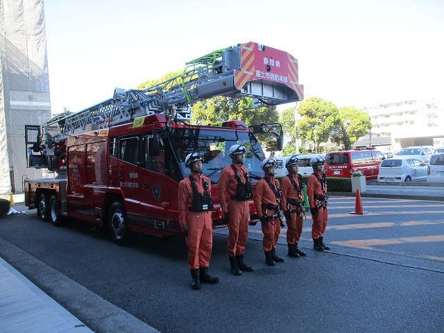 高さ35ｍまで届く新型はしご車　富士市消防での更新車両納車式_f0141310_08060786.jpg