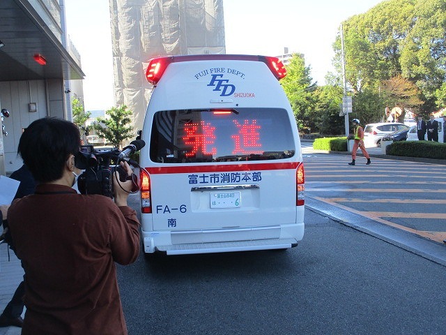 高さ35ｍまで届く新型はしご車　富士市消防での更新車両納車式_f0141310_08062098.jpg