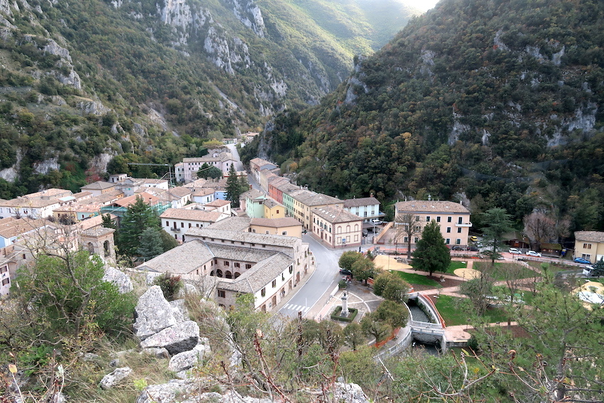 川辺から登れば眺めすばらしピオーラコ Sentiero Li Vurgacci_f0234936_03072500.jpg