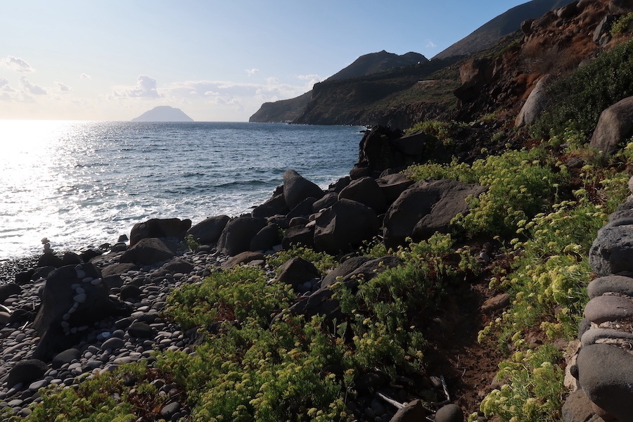 海青いフィリクーディ島でシチリア名物のイワシのパスタ_f0234936_20431294.jpg