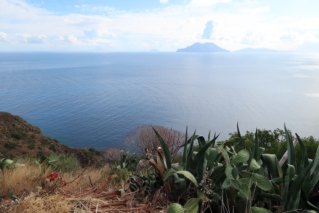 海青いフィリクーディ島でシチリア名物のイワシのパスタ_f0234936_20540894.jpg