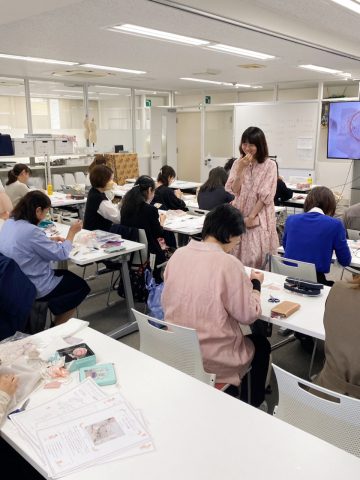  ご参加ありがとうございました♪井上ちぐさのしあわせのリボン刺しゅう 《増設クラス＊ローズ＆リボンモチーフのクレアの小箱》 ＠ヴォーグ学園東京校_a0157409_17522734.jpeg