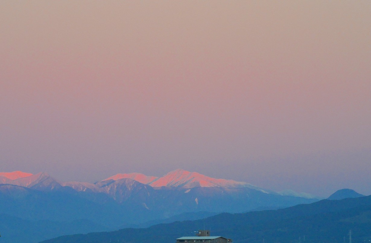 朝陽と夕陽に染まる富士山と南アルプス_d0395460_05454972.jpg