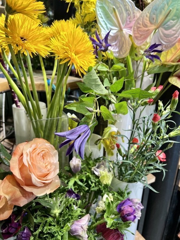 チューリップとクレマチスのブーケ　11月の花をムッシュー・ル・フルリストで購入_a0231632_01024667.jpeg