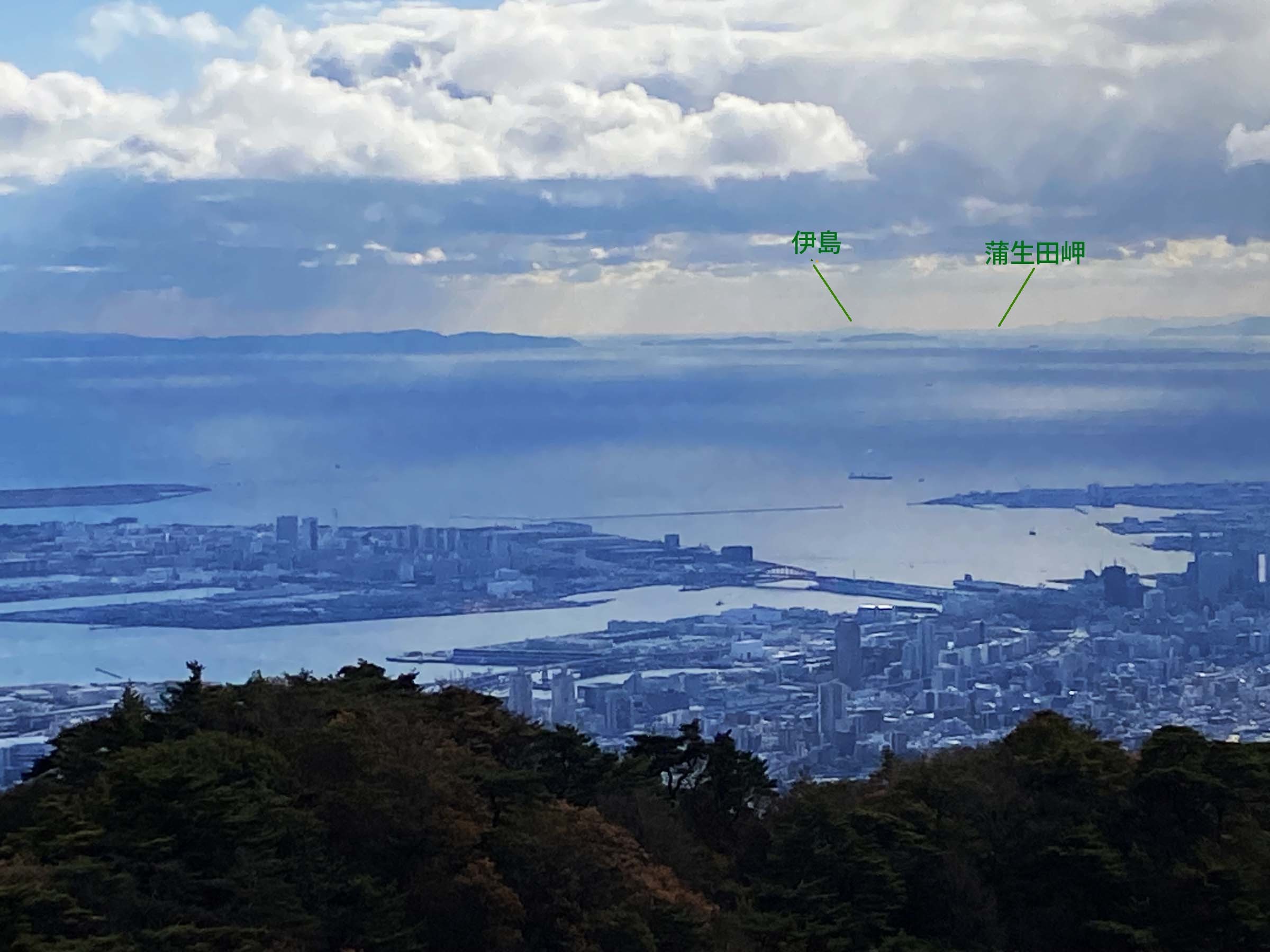 六甲山上から約１４０ｋｍ先の伊島と蒲生田岬を望むことができた。_c0129047_23070680.jpg
