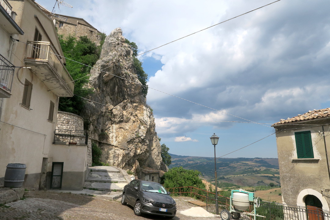 岩山に建つ風情ある石の村バニョーリ・デル・トリンニョ、モリーゼ_f0234936_03121153.jpg