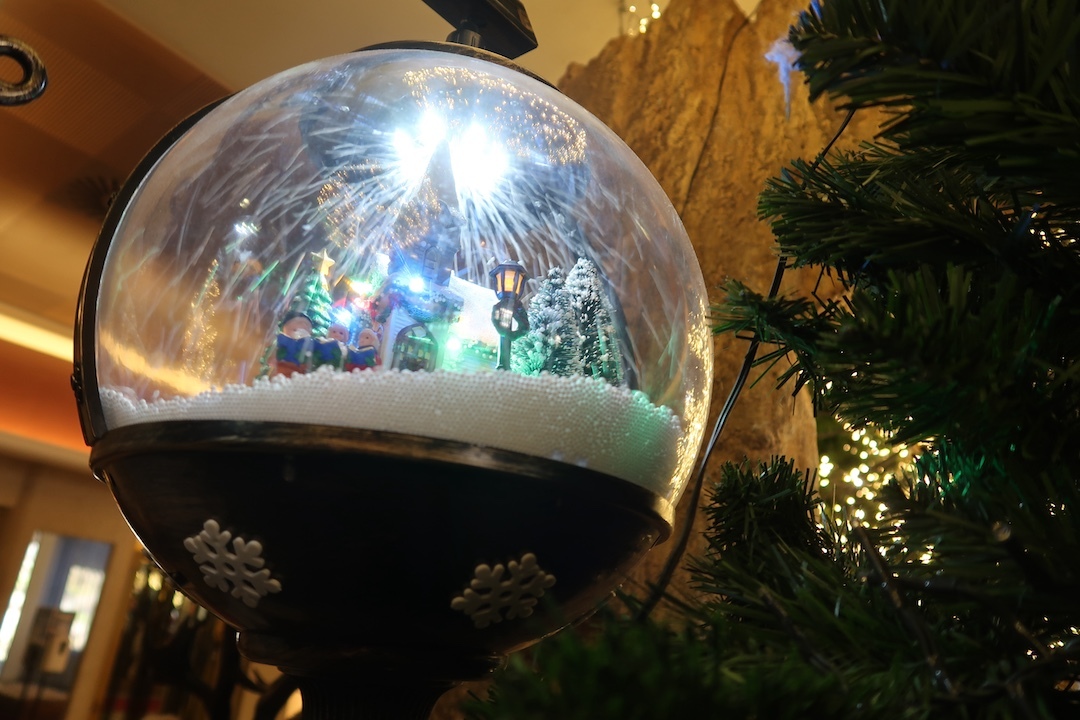 光るトナカイ・ツリーおでむかえクリスマス近いイタリア温泉宿_f0234936_20273284.jpg