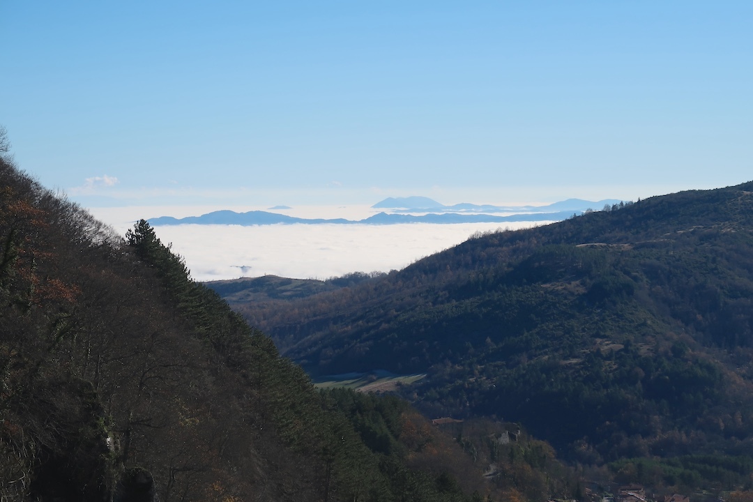 アルノ・テベレ覆う雲海をラヴェルナ修道院に望む_f0234936_23150359.jpg