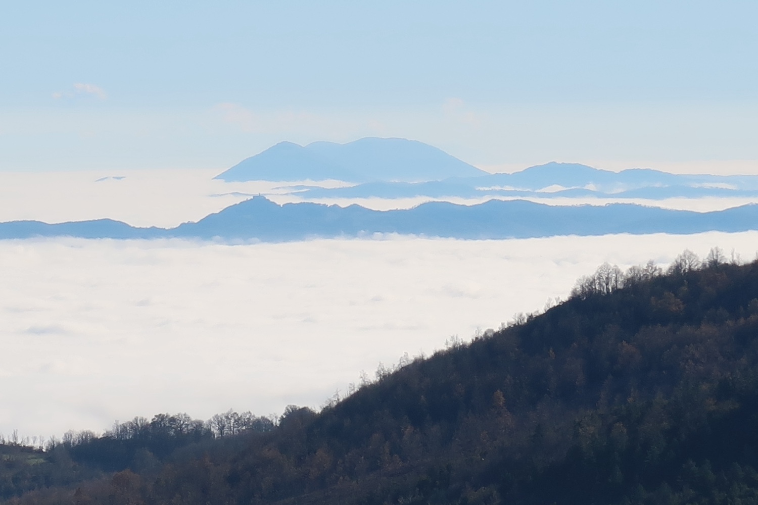 アルノ・テベレ覆う雲海をラヴェルナ修道院に望む_f0234936_23155349.jpg