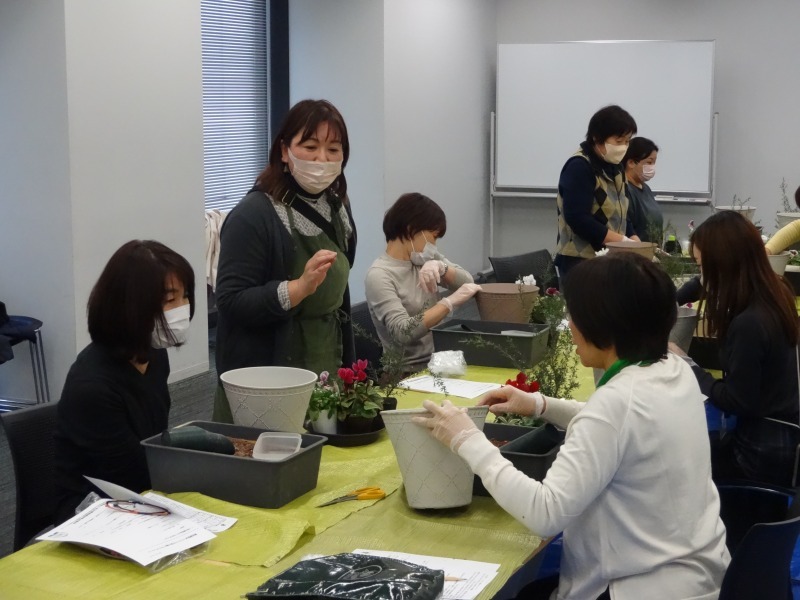 園芸講習会「クリスマスの寄せ植えづくり」開催の様子R5.12.8_d0338682_08274865.jpg