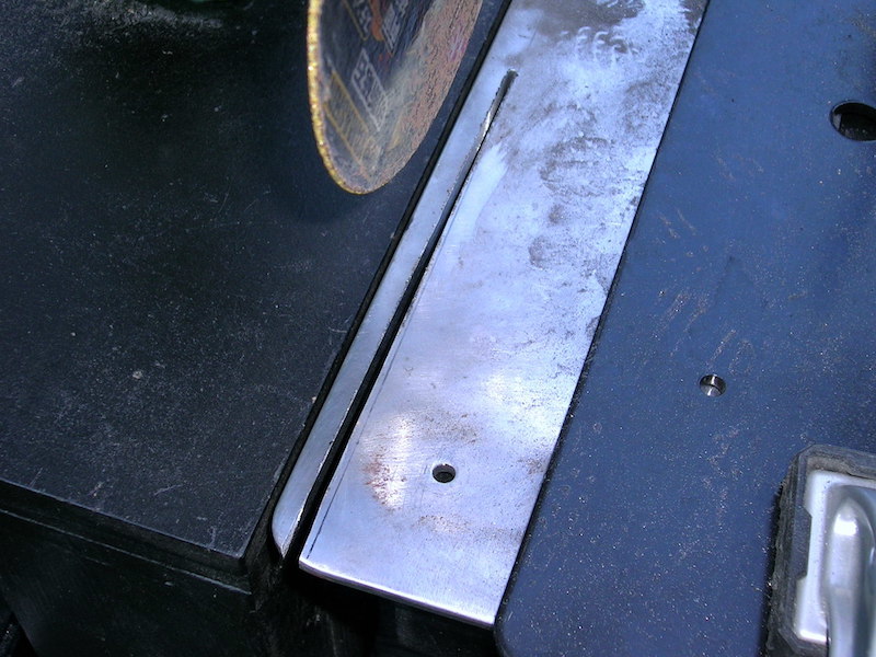 ディスクグラインダーの切断砥石で鉄板を真っ直ぐに切る治具を作る 6_e0135107_17042705.jpg