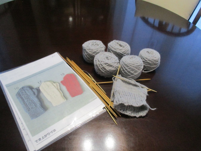 古い古い毛糸で初めての手袋&お買物&海鮮丼_a0279743_07333051.jpg