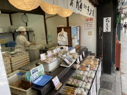 京都・祇園、冬はみそ団子、夏はちぎり餅のお団子屋さん。_b0170549_12290783.jpeg