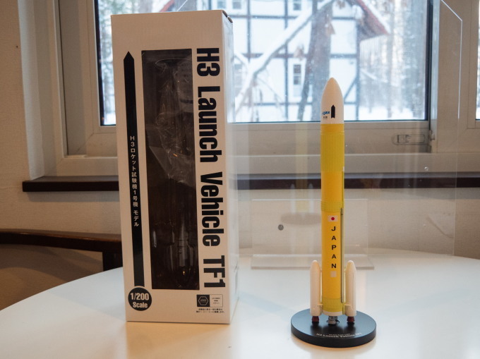 H3ロケット打ち上げ成功を祝って、カフェに”H3”の模型を展示中!_f0276498_18384824.jpg