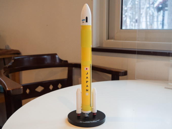 H3ロケット打ち上げ成功を祝って、カフェに”H3”の模型を展示中!_f0276498_18390171.jpg