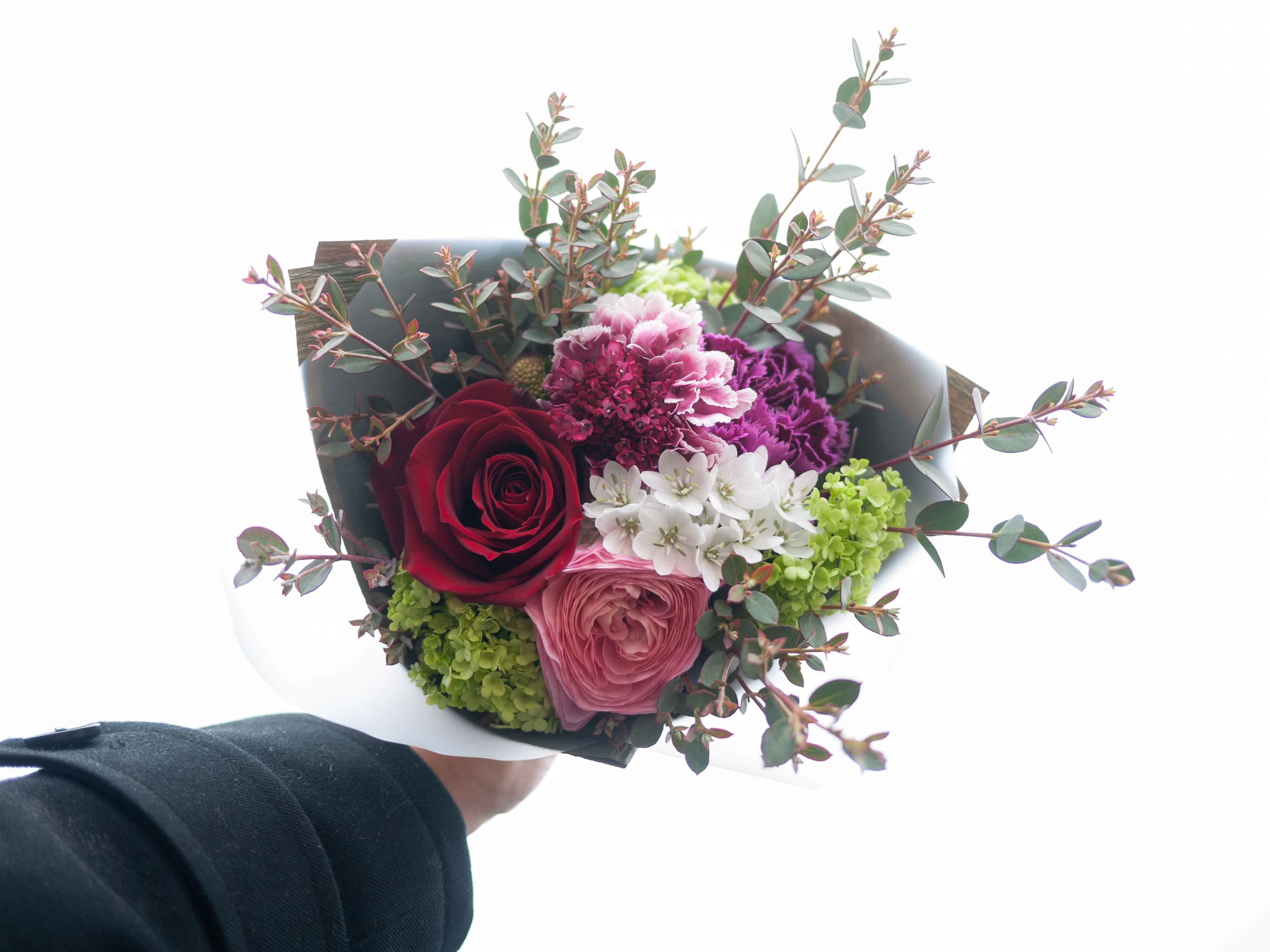 ご結婚のお祝いに花束。「赤や濃いピンク等」。2024/03/10。_b0171193_16591420.jpg