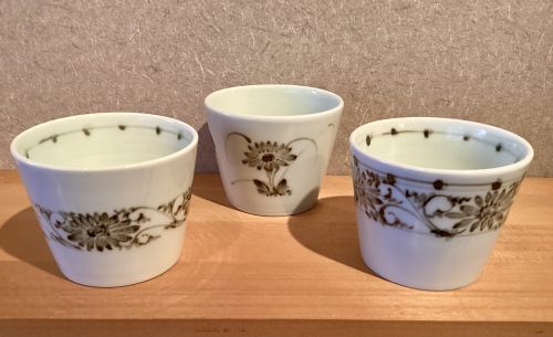 春を待つ〜ルームシューズと蕎麦猪口入荷_b0153663_15460589.jpeg