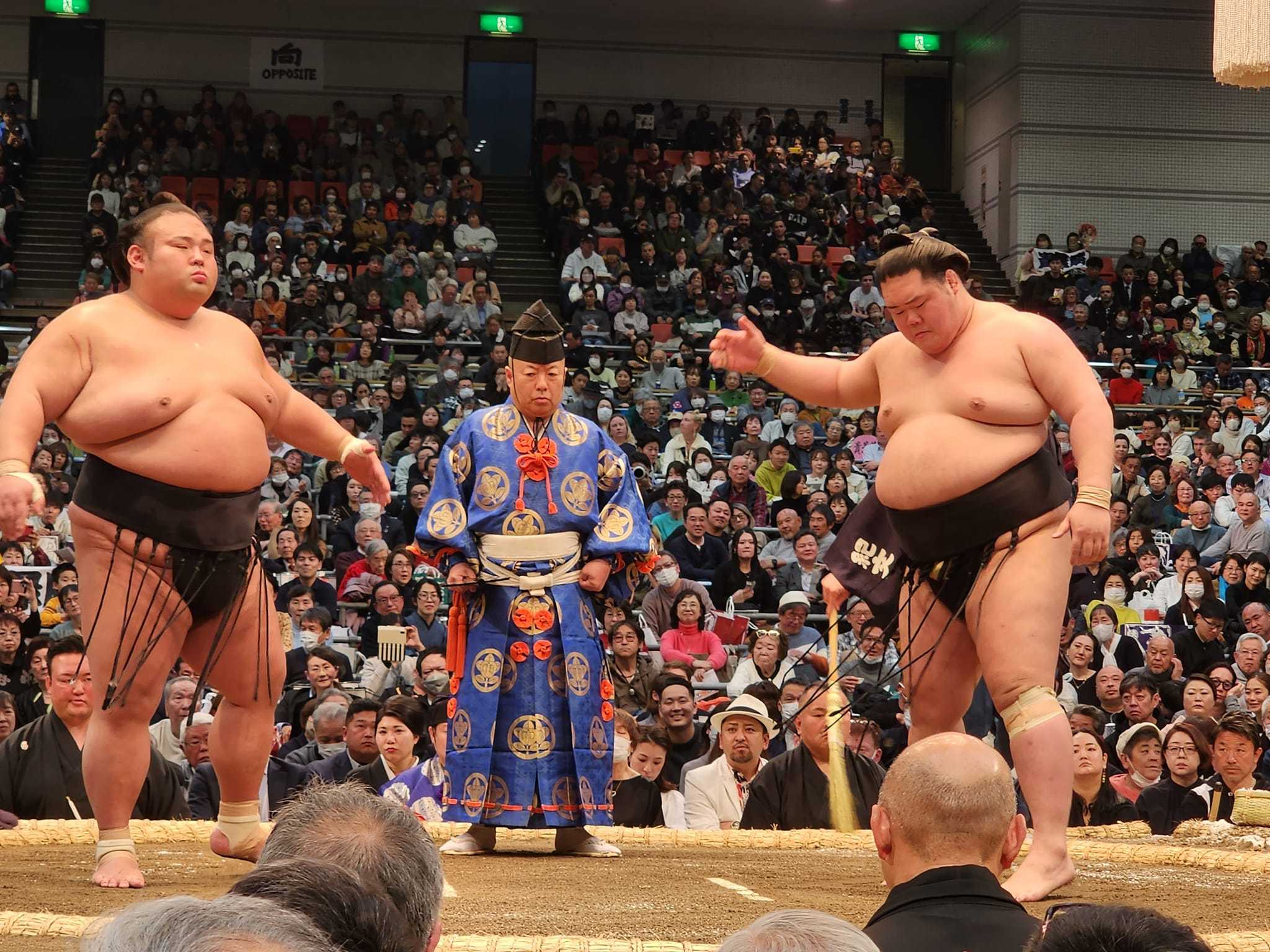 時津風部屋の親方になった元土佐豊関（高知の柳憲ちゃんの親戚）の激励に大阪府立体育会館に来ています。_c0186691_20521375.jpg