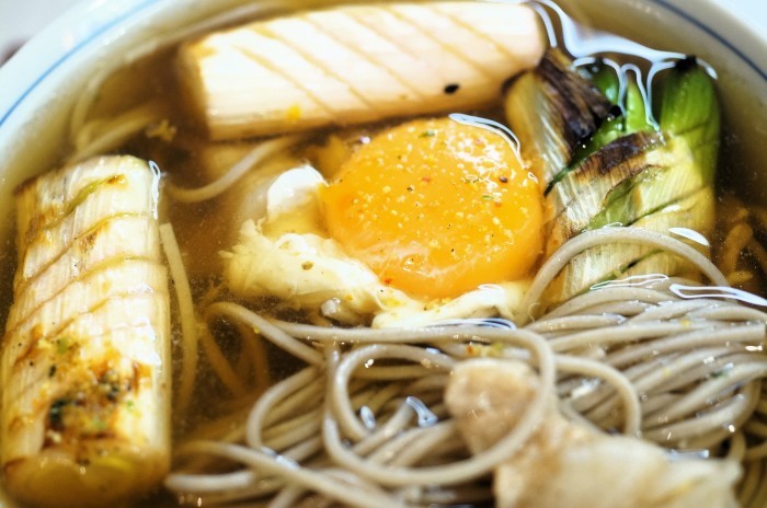 ■昼麺【お肉と焼き下仁田葱入り月見蕎麦】_b0033423_01233561.jpg