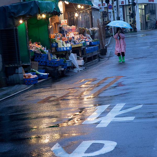 雨の稲村ヶ崎駅前。_b0022268_17163075.jpg