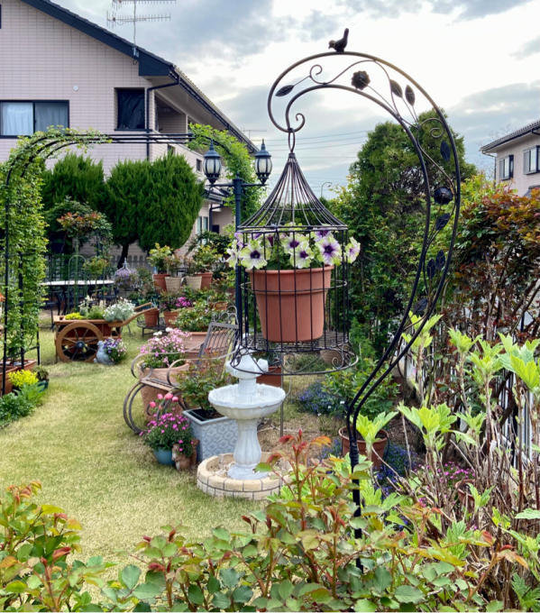 ガーデンの風景♡と鳥カゴ大好き♫ - 薪割りマコのバラの庭