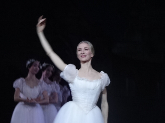 ミリアム・ウルド＝ブラーム引退公演 パリ国立オペラ座バレエ”ジゼル” Les adieux de Myriam Ould-Braham, Giselle de l\'Opera de Paris_b0434209_02471873.jpg