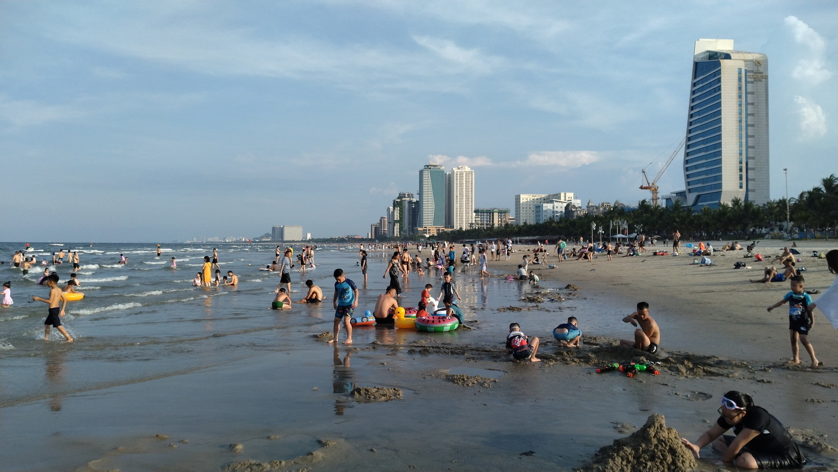 Heavy Summer in Vietnam 7. ダナンの浜辺とドラゴンブリッジ・愛の桟橋_c0002171_11010107.jpg