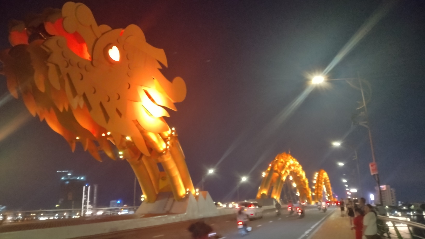 Heavy Summer in Vietnam 7. ダナンの浜辺とドラゴンブリッジ・愛の桟橋_c0002171_11211831.jpg