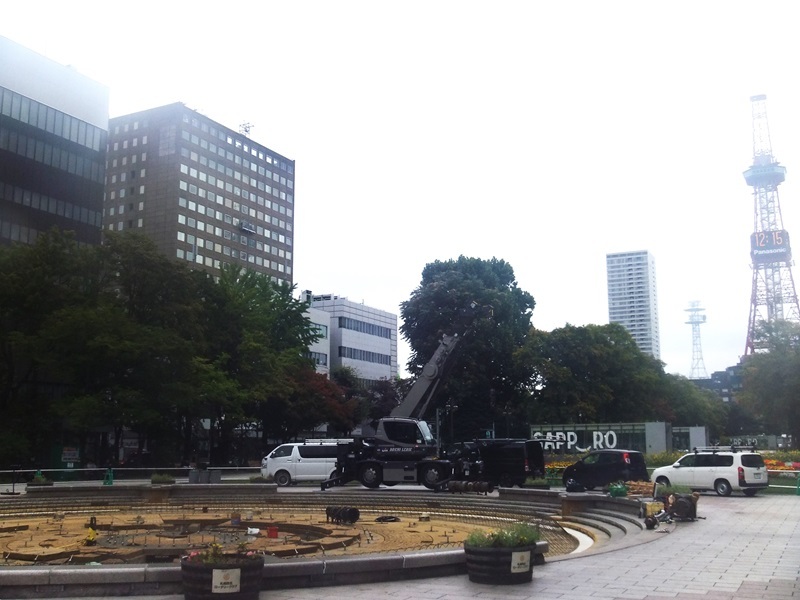 札幌の風景　　噴水の冬囲い開始　大通公園３丁目_f0362073_01502339.jpg